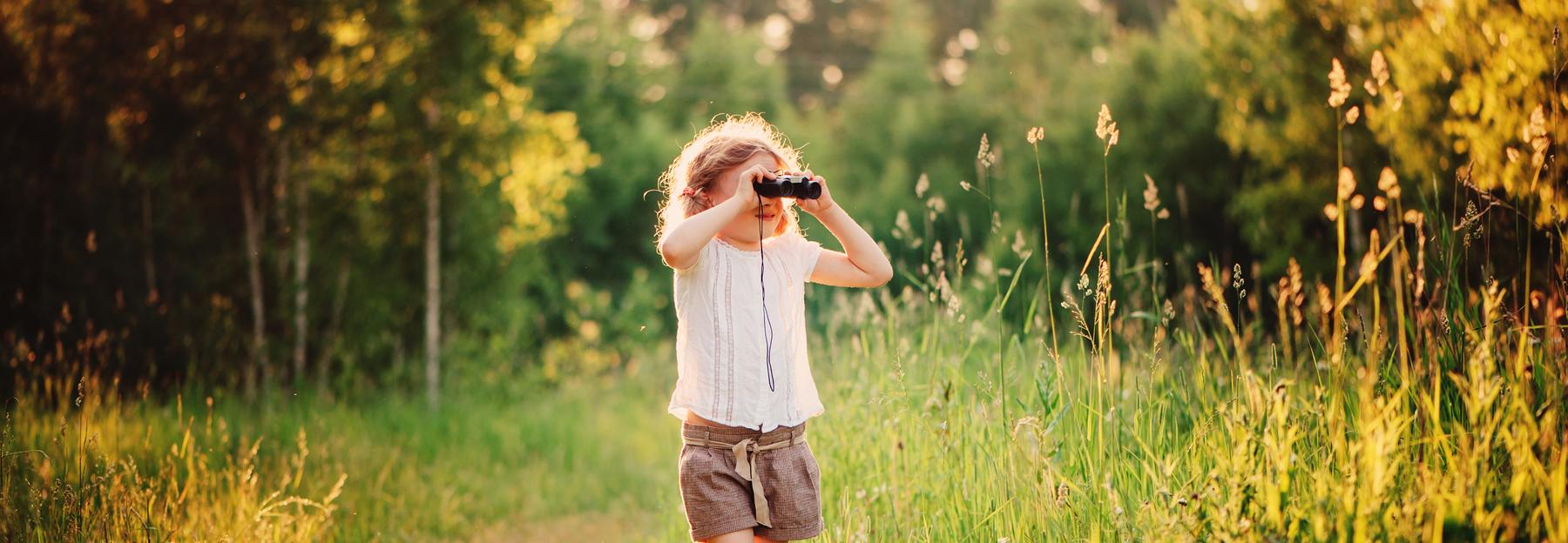 Kind mit Fernglas