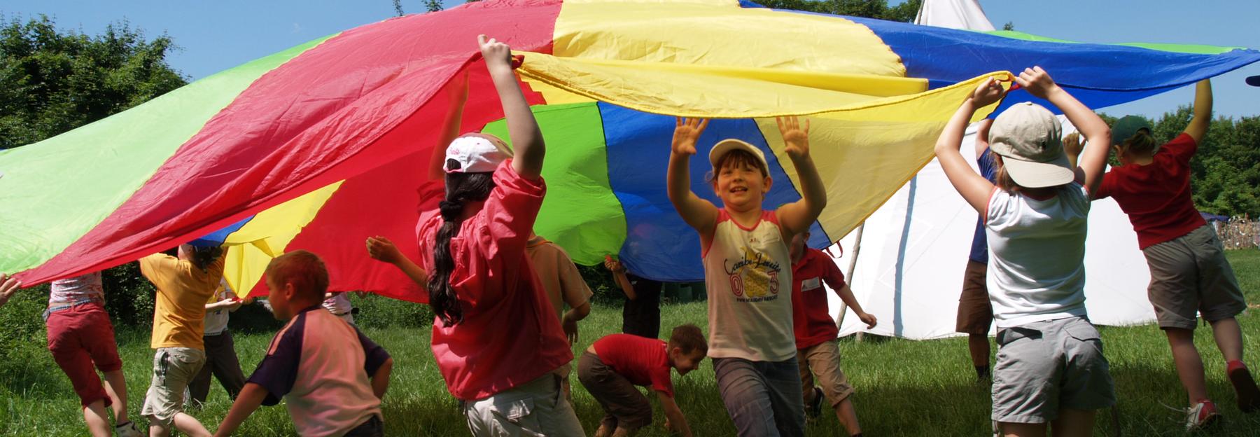 Kinder mit buntem Schwungtuch