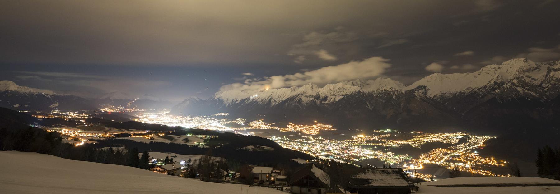 Das von der Stadt Innsbruck nach oben abgestrahlte Licht ist gut an der Aufhellung der Wolken zu erkennen