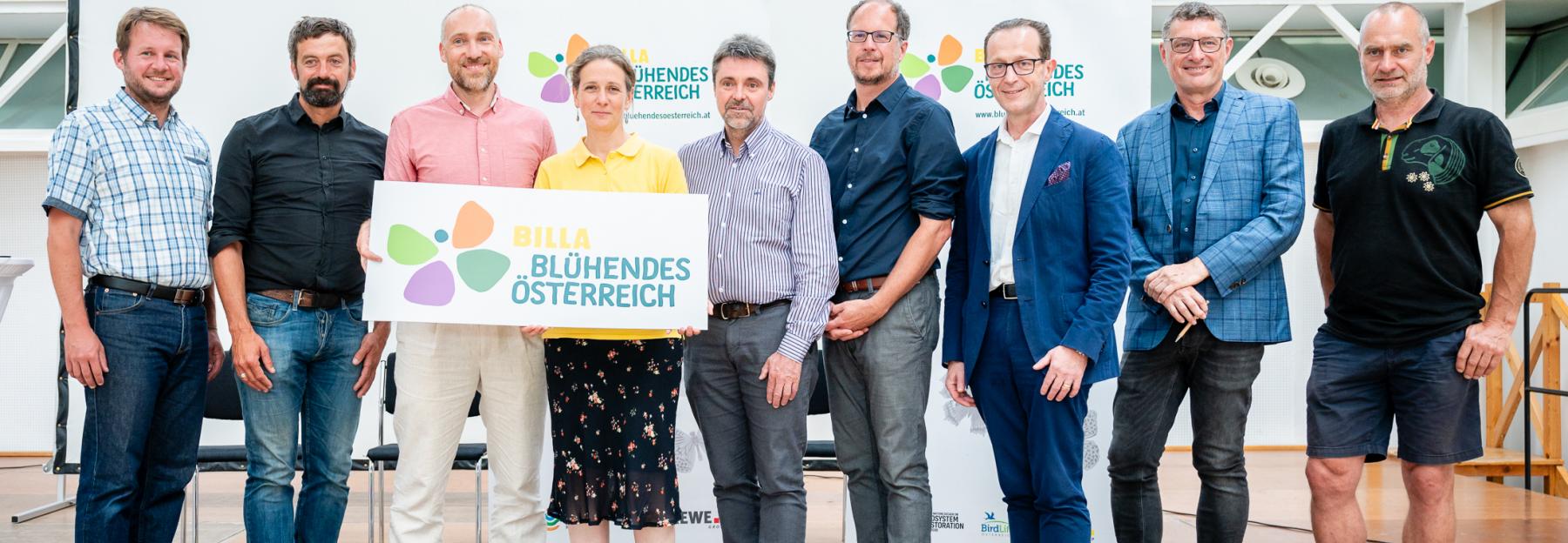 v.l.n.r.: Christian Hatzenbichler (Obmann Bergwiesn), Franz Essl (Biodiversität Österreich, Wissenschaftler des Jahres), Ronald Würflinger (Generalsekretär Blühendes Österreich), Irene Drozdowski (Obfrau Landschaftspflegeverein Thermenlinie-Wienerwald-Wiener Becken, Frank Vassen (EU Kommission, DG Environment, Koordination Natura 2000), Gábor Wichmann (Geschäftsführer BirdLife Österreich), Robert Nagele (BILLA Vorstand), Michael Jungmaier (UNESCO Chair FH Kärnten)