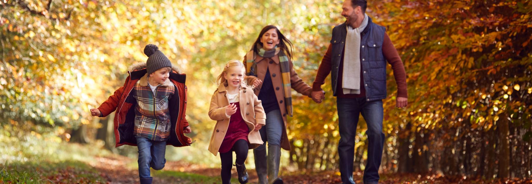 Familie wandert durch herbstlichen Wald