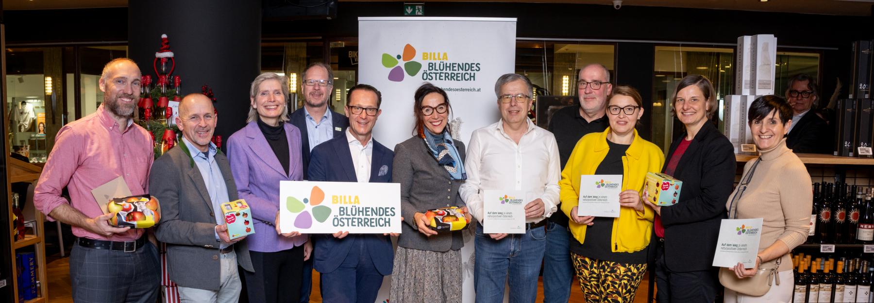 Ronald Würflinger (Generalsekretär Blühendes Österreich), Martin Pfeiffer (Geschäftsführer der OPST Obst Partner Steiermark GmbH), Tanja Dietrich-Hübner (Leiterin Nachhaltigkeit REWE International & Vorständin Blühendes Österreich), Gábor Wichmann (Geschäftsführer BirdLife Österreich & Vorstand Blühendes Österreich), Robert Nagele (Vorstand BILLA AG & Vorstand Blühendes Österreich), Kathrin Succow (Vorsitzende Stiftungsrat Michael Succow Stiftung), Peter Huemer (Tiroler Landesmuseen - Kustos der naturwissen