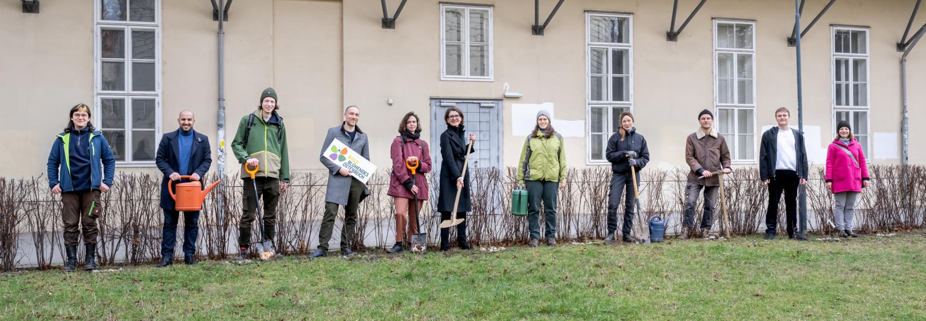 Gruppe bei Pflanzaktion am Uni Campus Altes AKH Wien