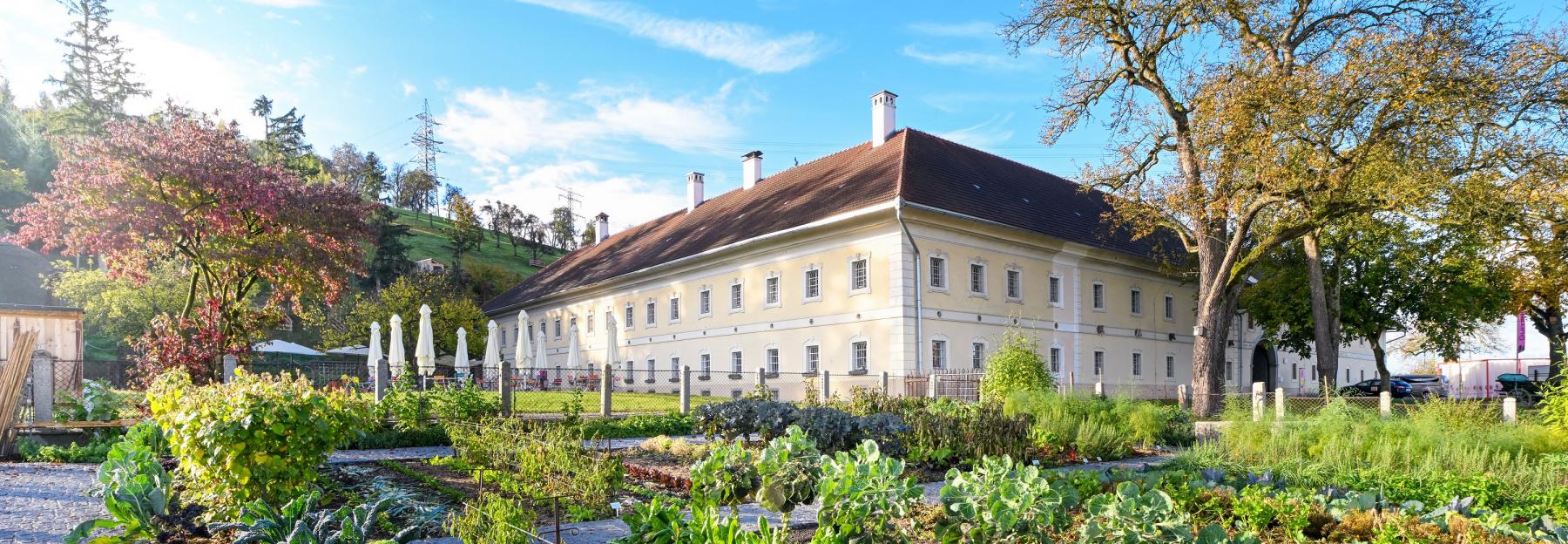 Sumerauerhof mit Garten davor