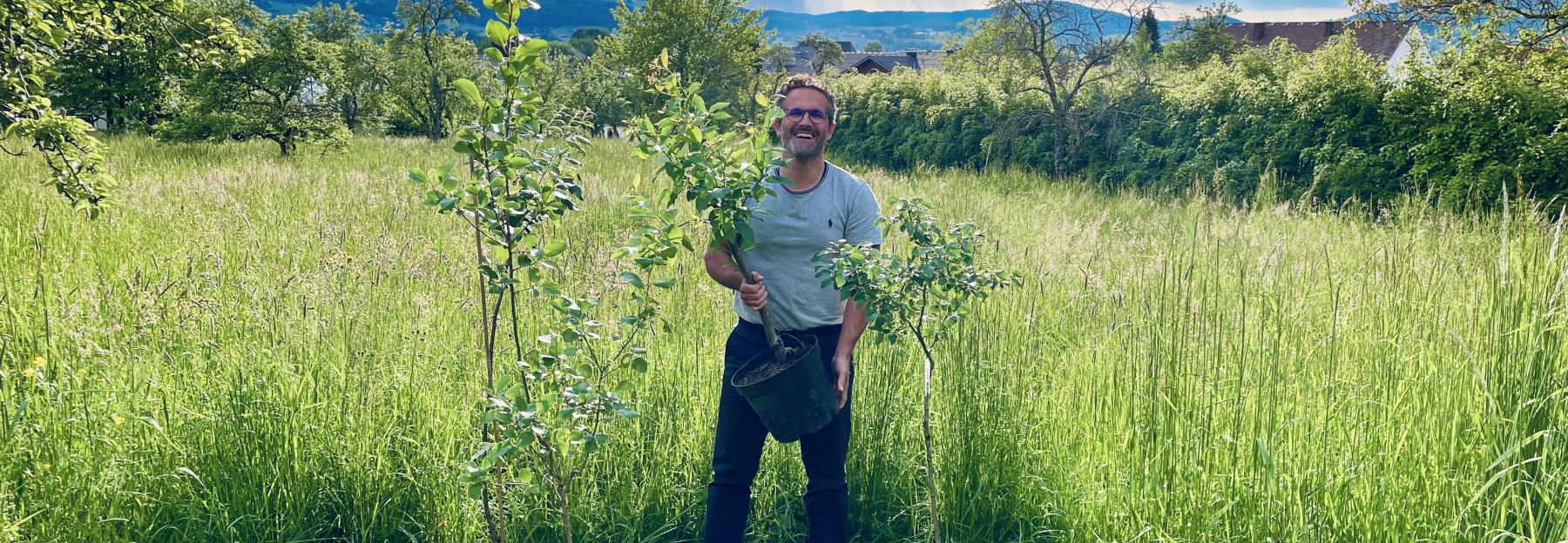 Clemens Schnaitl vom Naturpark mit seinen Schützlingen: Zwetschken-Jungbäume