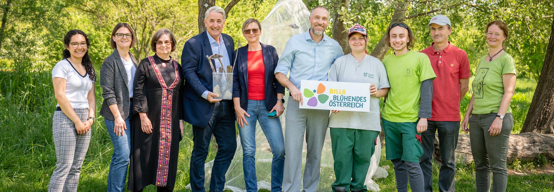 Die Projektpartner:innen. V.l.n.r.: Crepelle Plaza (Wiener Umweltanwaltschaft), Doris Demuth (Leiterin Ausbildung und Schulgarten Kagran der Wiener Stadtgärten), Marion Jaros (Projektinitiatorin von VANESSA Schmetterlingswiese), Ernst Nevrivy (Bezirksvorsteher Donaustadt), Bettina Hofbauer (Wiener Stadtgärten MA 42), Ronald Würflinger (Generalsekretär Blühendes Österreich), Ricarda Müller (Lehrling Schulgarten Kagran der Wiener Stadtgärten), Simeon Kalaschek (Lehrling Schulgarten Kagran der Wiener Stadtgärt
