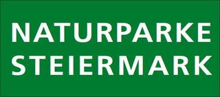 Logo Naturparke Steiermark, weiße Schrift auf grünem Hintergrund