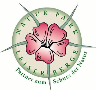 Naturpark Logo, rosa Blüte einer Kornrade mit grünem Schriftzug