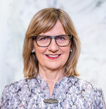 Eine Frau mit Brille und blonden Haaren