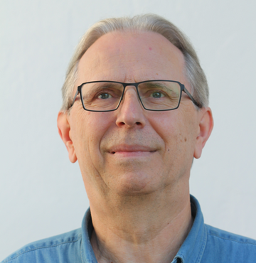 Portätfoto eines Mannes mit Brille