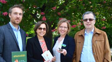 V.l.: Ronald Würflinger, GF Stiftung Blühendes Österreich, Dagmar Schratter, Direktorin Tiergarten Schönbrunn, Leonore Gewessler, GF Global 2000, und Peter Huemer, Schmetterlingsexperte der Tiroler Landesmuseen c Global 2000 / Endrit Caushi © V.l.: Ronald Würflinger, GF Stiftung Blühendes Österreich, Dagmar Schratter, Direktorin Tiergarten Schönbrunn, Leonore Gewessler, GF Global 2000, und Peter Huemer, Schmetterlingsexperte der Tiroler Landesmuseen c Global 2000 / Endrit Caushi