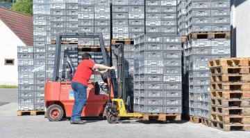 kirschenhof hinteregger_anlieferung_c_REWE International AG © c REWE International AG