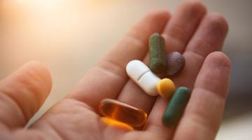 Vitamine in der Hand © stock_colors / Istock.com Vitamine in der Hand