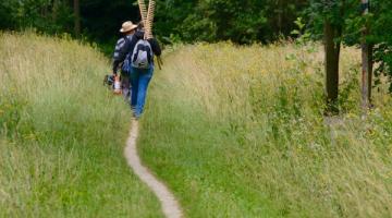 Die Freiwilligen tragen ihre Werkzeuge zur Fläche (c) Katharina Kropshofer © Die Freiwilligen tragen ihre Werkzeuge zur Fläche (c) Katharina Kropshofer