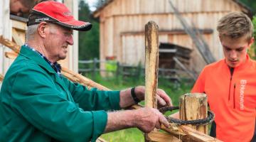 Alte Zäune bauen: Paul Schreilechner, der Lungauer „Zaunkönig“, gibt sein Wissen an die Jungen weiter.