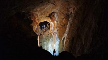 Besucher in einer Höhle