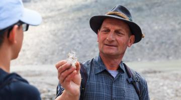 Nationalpark-Ranger Georg Granig hat das Eis im Griff