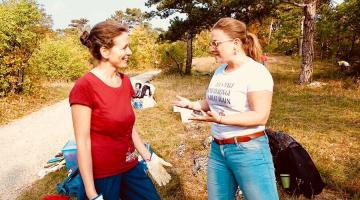 Irene Drozdowski und Manuela Achitz im Gespräch bei einem Pflegetermin