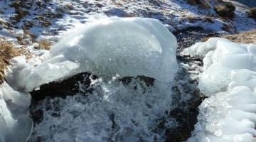 Alpenflüsse werden durch Eis und Schnee verzaubert