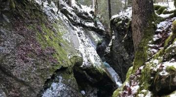Schneeschuhwanderung Lutz, Die beeindruckende Kessischlucht ist nur wenige Meter breit. Foto: Christina Schwann © Schneeschuhwanderung Lutz, Die beeindruckende Kessischlucht ist nur wenige Meter breit. Foto: Christina Schwann Die beeindruckende Kessischlucht ist nur wenige Meter breit. Foto: Christina Schwann