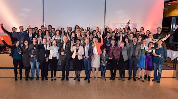 Gruppenfoto der 28 PreisträgerInnen mit Jury des Naturschutzpreises "Die Brennessel"