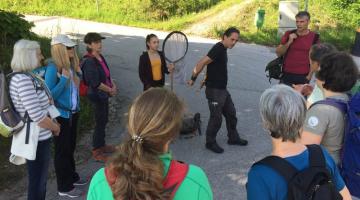 Thomas zeigt der Gruppe wie eine Grille zirpt © ruhm perdomo Thomas zeigt der Gruppe wie eine Grippe zirpt