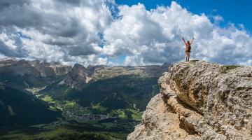 Frau auf Berg