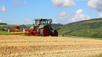 Die Vorräte der Natur sind immer schneller erschöpft. © (c) pixabay.com Traktor am Acker