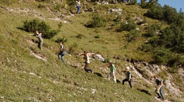 Freiwillige steigen auf den Berg zu ihrer Einsatzstelle