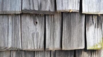 Holzschindel als Fassadenverkleidung, grau verwittert