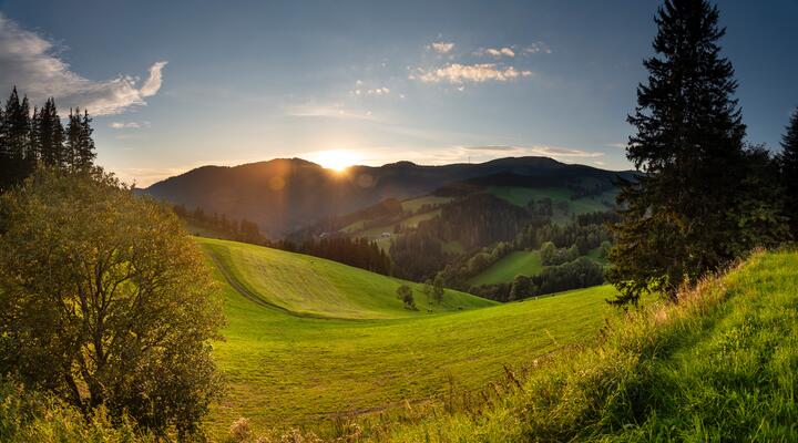 Panorama aus dem Naturpark Almenland, Wiesen und Wälder, sanfte Hügel im Hintergrund