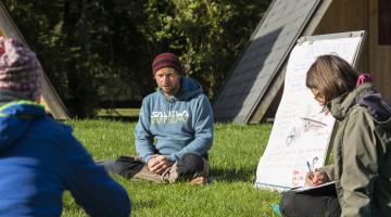 Wildniskurs Basic: Kursleiter erklärt Bau einer Trümmerhütte