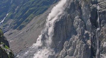 Tauen Permafrostböden durch den Klimawandel auf, nehmen Felsstürze in den Alpen zu.