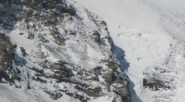 DSCN3592_WEB © Oben am Felsgrat, auf diesem Bild gerade noch zu erkennen, hat ein Italiener die ersten Steinböcke ausgemacht. © ruhm perdomo