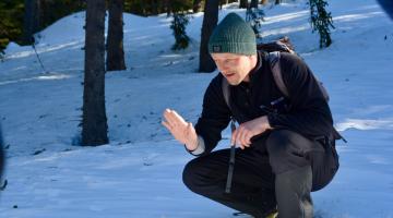 Exkursionsleiter Matthias spricht über die Diversität des Nationalparks Hohe Tauern