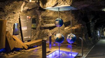 Nationalpark-Gallery: In Stollen-Nischen befinden sich die Info-Stationen