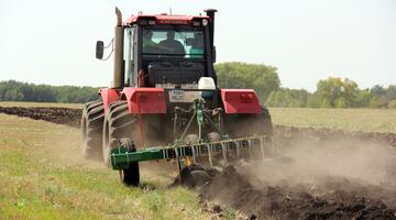 Traktor beim Pflügen