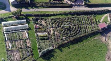 Pädagogischer Garten des Permakultur-Ökodorfs Alôsnys in der Bourgogne
