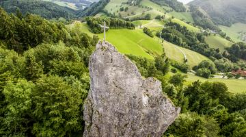 Blick von oben auf den Gipfel des Sauzahns.