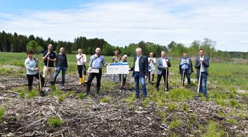 Gruppenbild mit den Projektzuständigen, die beim Spatenstich im Ibmer Moor stehen