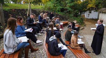 Schüler:innen werden im neuen Grünen Klassenzimmer des Stiftsgymnasiums Seitenstetten unterrichtet