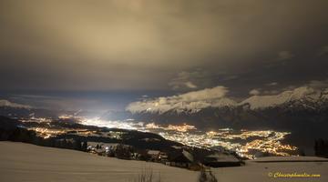 Das von der Stadt Innsbruck nach oben abgestrahlte Licht ist gut an der Aufhellung der Wolken zu erkennen