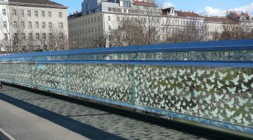 Wirksamer Vogel-Anprallschutz durch Bedruckung eines gläsernen Brückengeländers in Wien