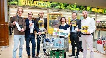 Gruppenfoto v.l.n.r.: Thomas Zuna-Kratky (Obmann Verein AURING), Gábor Wichmann (Geschäftsführer BirdLife Österreich), William Rossen (BILLA Vertriebsleiter), Judith Terlizzi (Leitung Kommunikation, Blühendes Österreich), Eric Scharnitz (BILLA Vertriebsdirektor), Ronald Würflinger (Generalsekretär Blühendes Österreich)