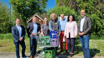 v.l.n.r.: Ergul Mustafoski (BILLA Vertriebsmanager), Wolfgang Gaida (Bürgermeister Hohenau an der March), Ute Nüsken (Ökopädagogin Verein AURING), Thomas Zuna-Kratky (Obmann Verein AURING), Ronald Würflinger (Generalsekretär Blühendes Österreich), Andrea Pavelka-Brandstetter (BILLA Vertriebsmanagerin), William Rossen (BILLA Vertriebsleiter)