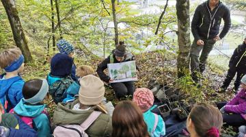 Gruppe von Volksschüler:innen im Wald