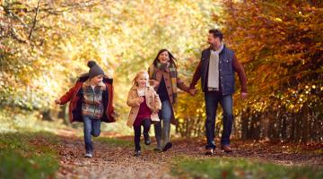 Familie wandert durch herbstlichen Wald