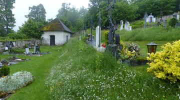 Friedhof mit bepflanzten Garten