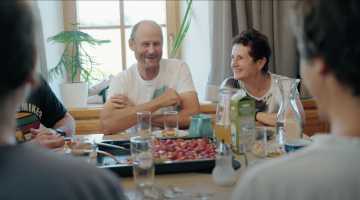 Hofbesitzer sitzen bei Kaffee und Kuchen 