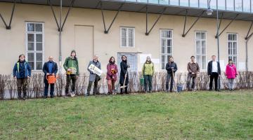 Gruppe bei Pflanzaktion am Uni Campus Altes AKH Wien